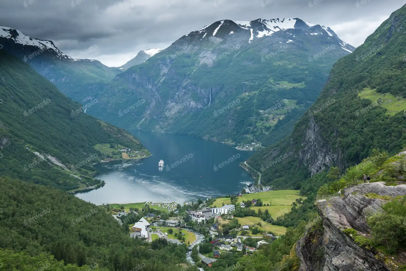 Envato-beautiful-views-in-geiranger-geirangerfjord-norway-SENCVEZ