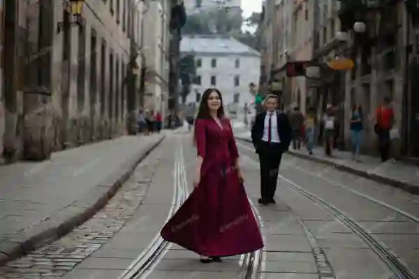 envato-sarajevo-portrait-of-beautiful-smiling-love-couple-sitting--5QC6R2R